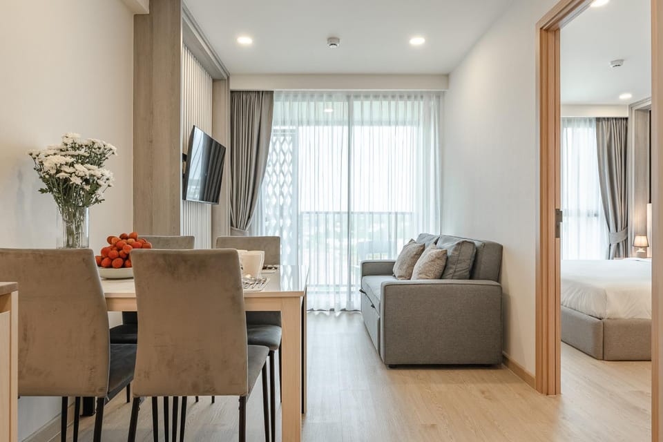 TV and multimedia, Seating area, Dining area