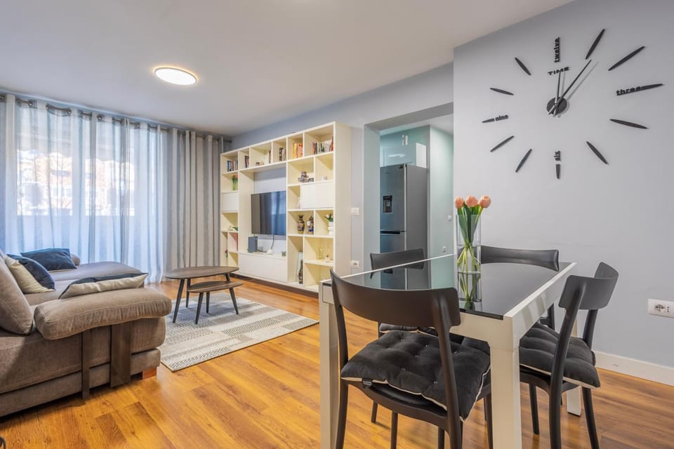 TV and multimedia, Living room, Seating area, Dining area