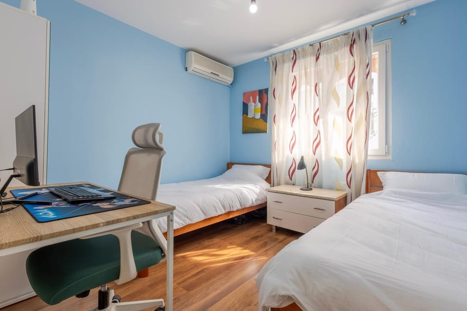 Bed, TV and multimedia, Photo of the whole room, Bedroom, air conditioner