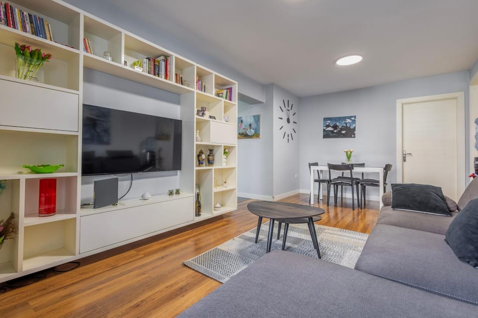 Library, TV and multimedia, Living room, Seating area, Dining area, Evening entertainment