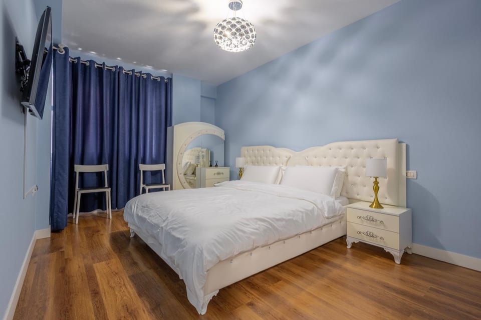 Bed, TV and multimedia, Photo of the whole room, Bedroom