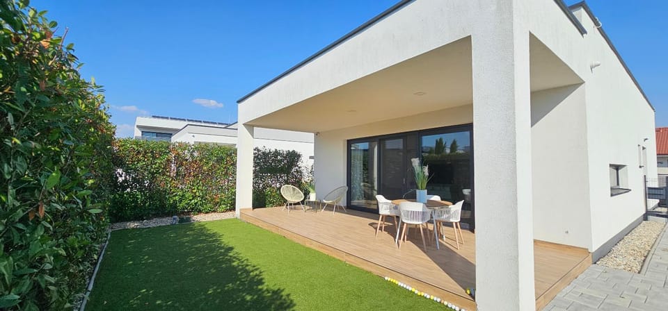 Property building, Garden, Balcony/Terrace