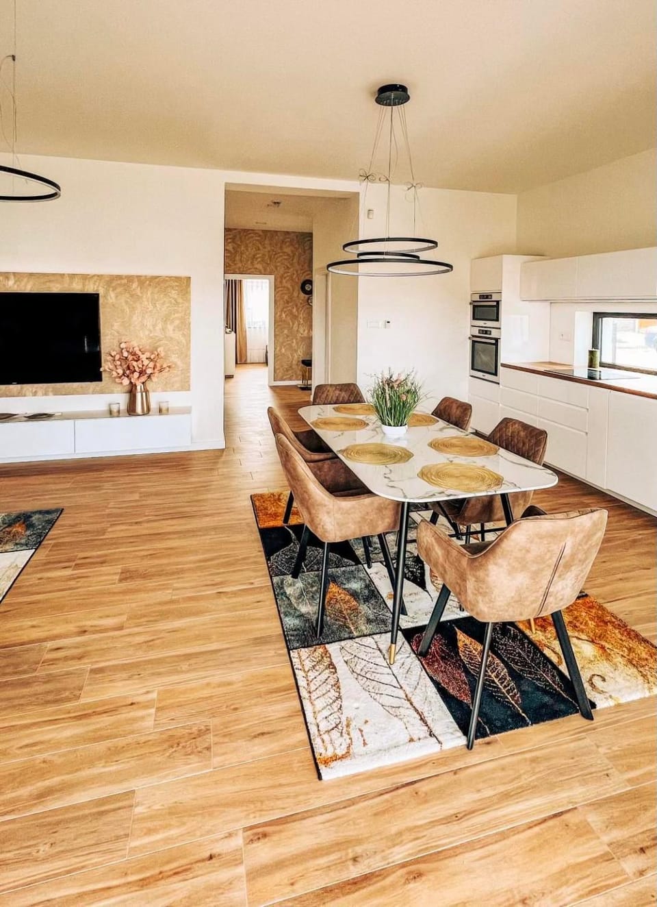 Communal lounge/ TV room, Kitchen or kitchenette, Kitchen or kitchenette, Dining area, Communal kitchen, dishwasher, microwave, stove