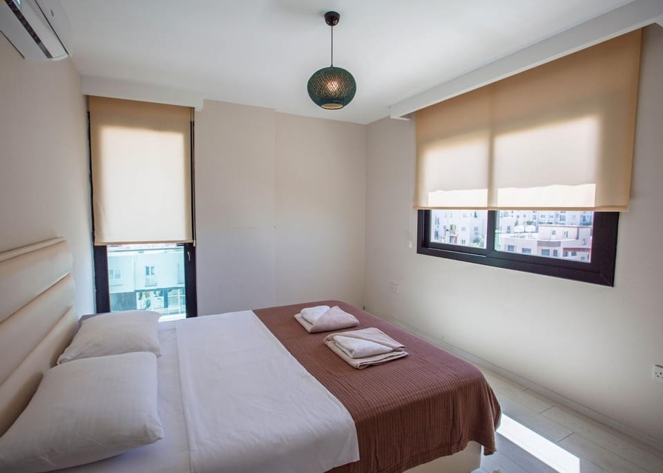 Bed, TV and multimedia, Photo of the whole room, Bedroom, towels, air conditioner
