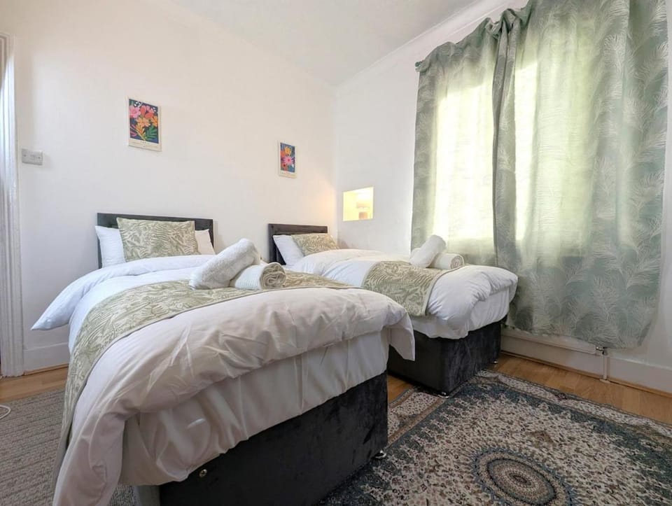 Stylish 5bed detached, Comfort for Crews & Clans House in Bedford