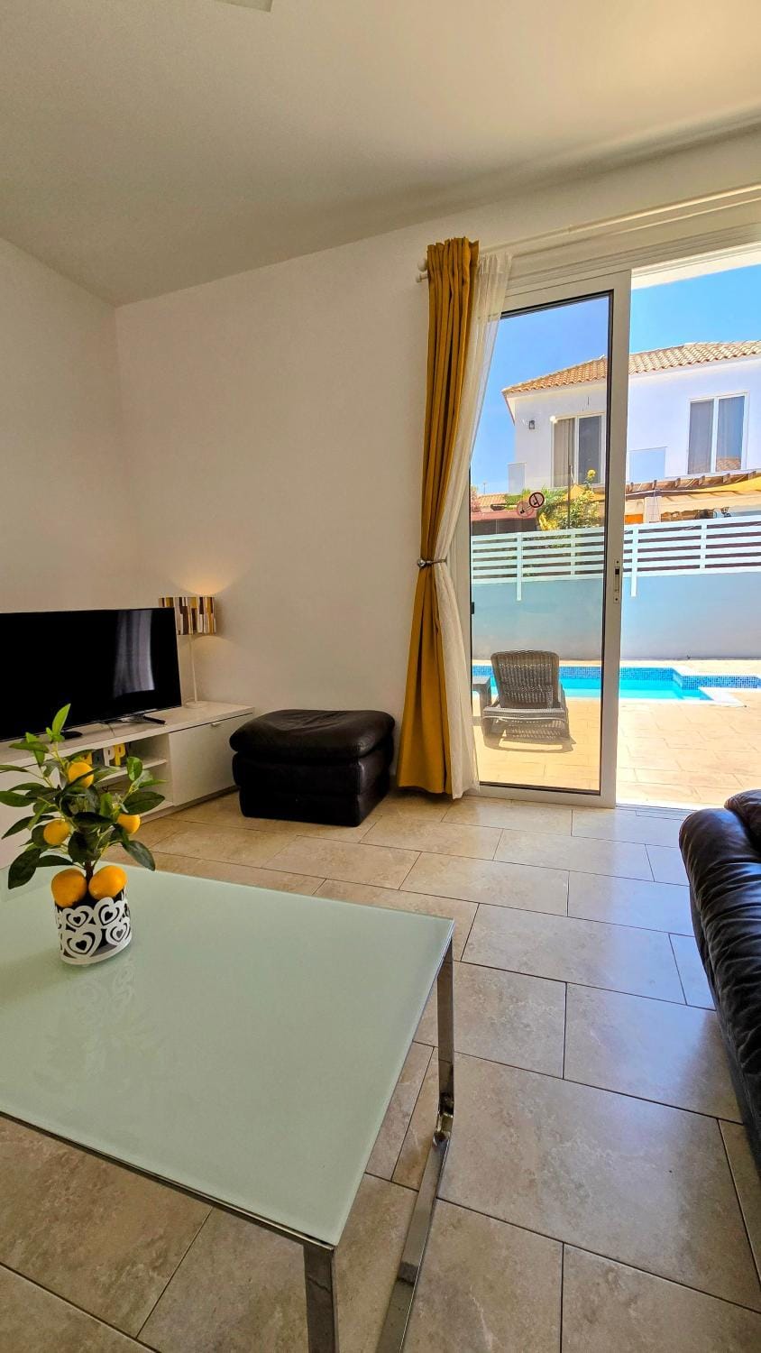 Communal lounge/ TV room, TV and multimedia, Living room, Seating area, Evening entertainment