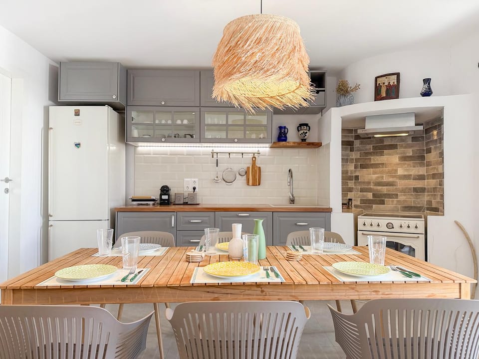 Kitchen or kitchenette, Dining area, stove