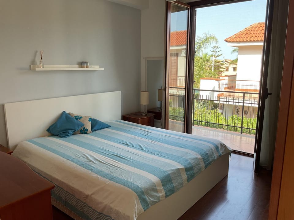 View (from property/room), Balcony/Terrace, Bedroom