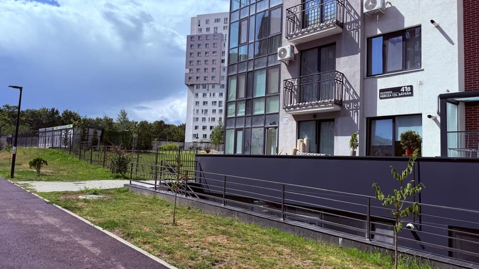 Property building, Street view