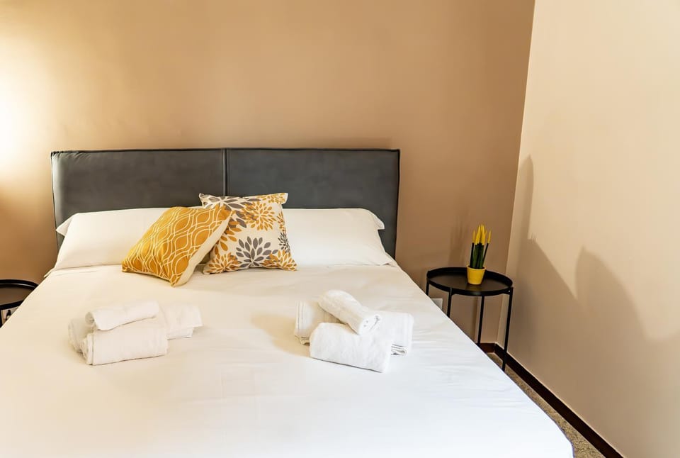 Bed, TV and multimedia, Photo of the whole room, Bedroom, towels