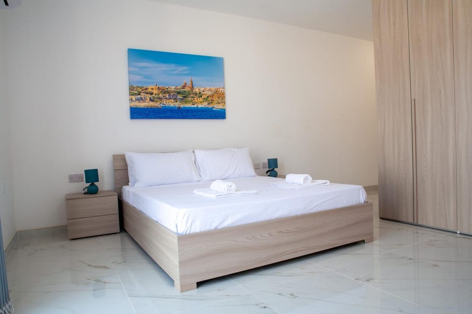 Bed, Photo of the whole room, Bedroom, towels