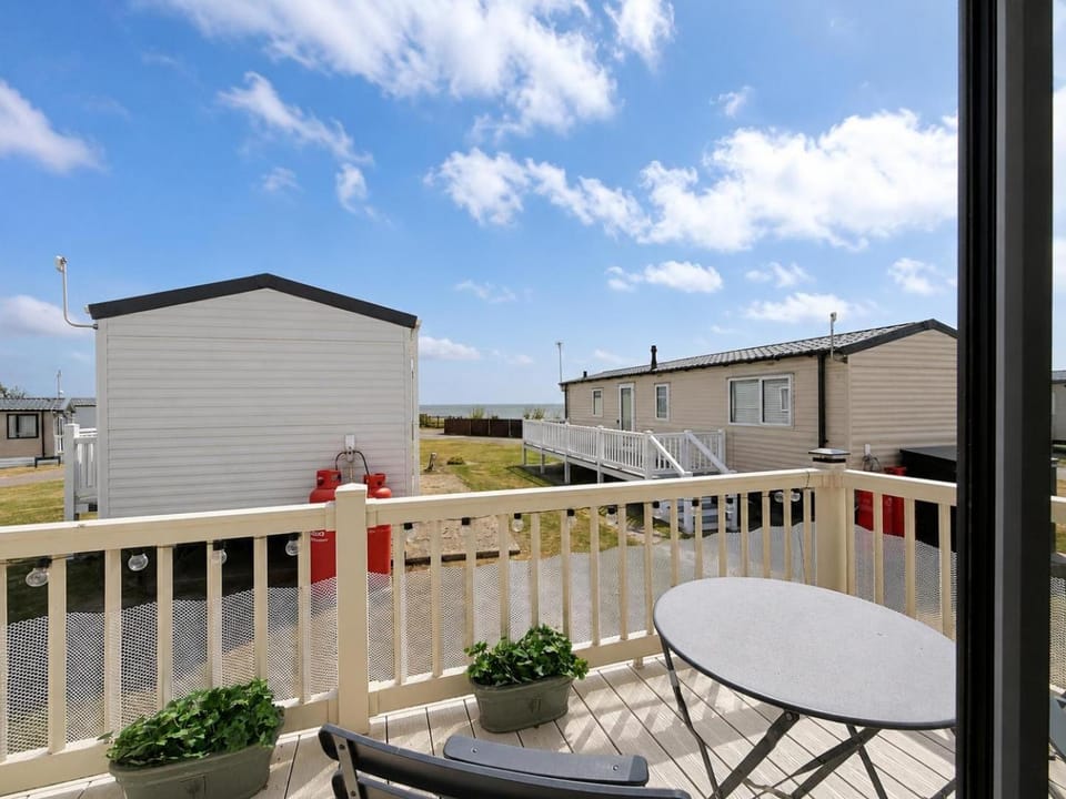 Lovely caravan by the beach in Pakefield, Suffolk ref 68011CR House in Lowestoft