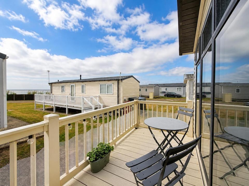 Lovely caravan by the beach in Pakefield, Suffolk ref 68011CR House in Lowestoft