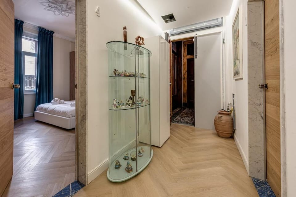 Ocean Art Room-City Center-1 stop to train station Apartment in Florence
