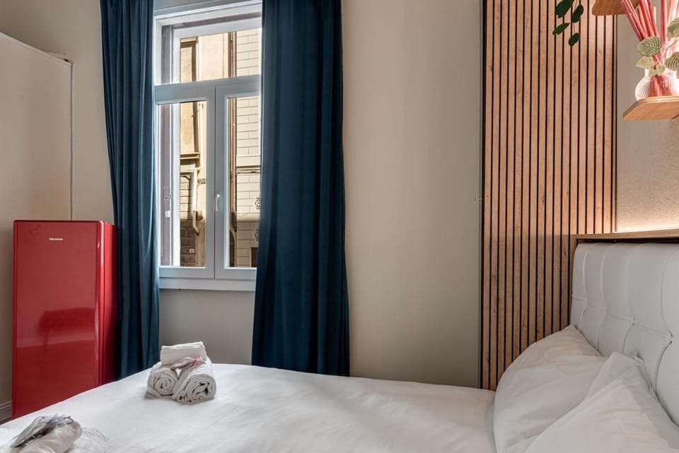 Ocean Art Room-City Center-1 stop to train station Apartment in Florence