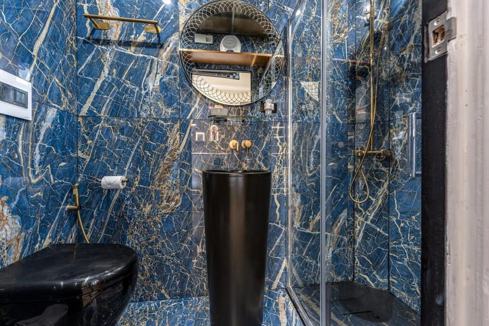 Ocean Art Room-City Center-1 stop to train station Apartment in Florence