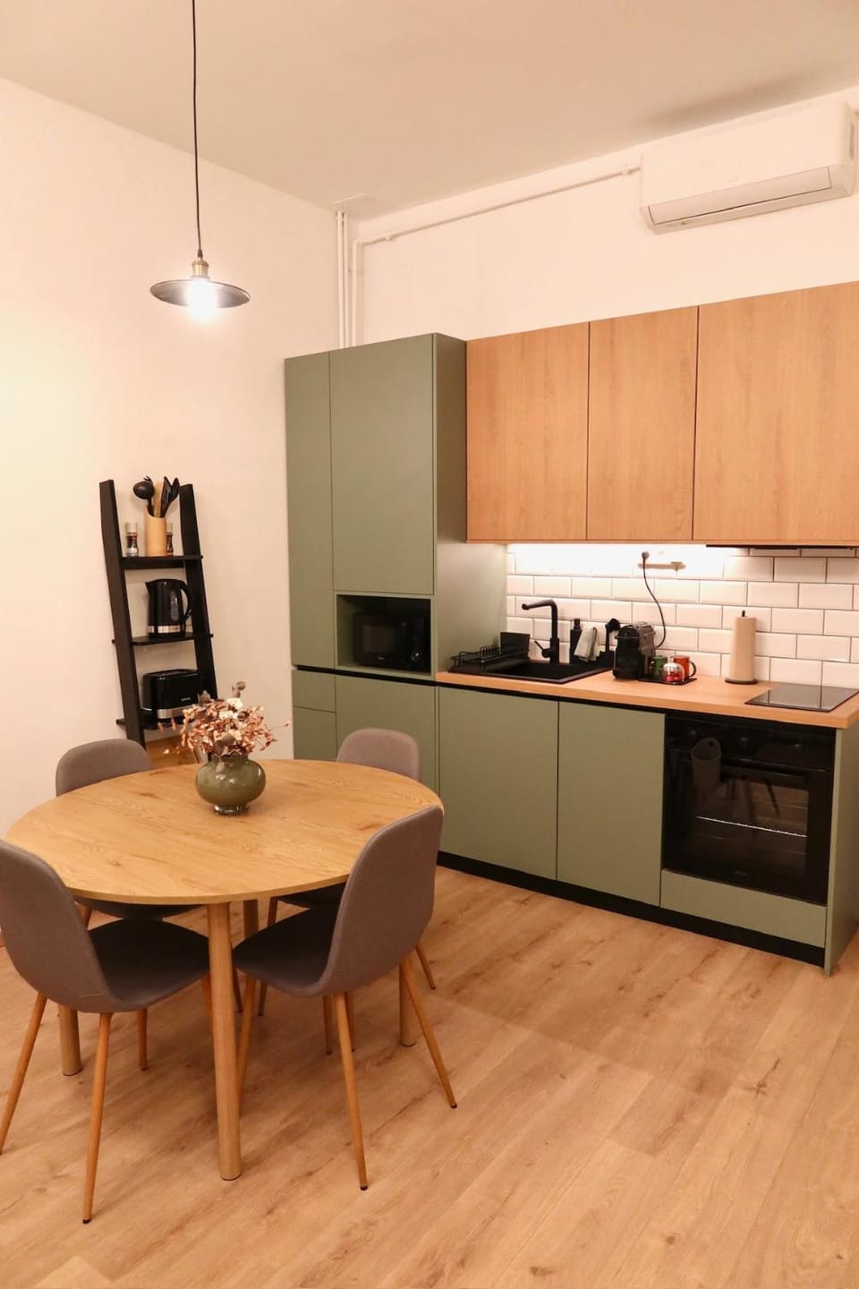 Coffee/tea facilities, microwave, oven, kitchen