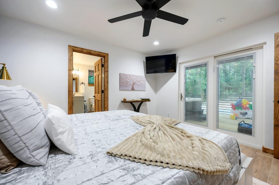 Aqua Pines Luxury Retreat - Pool, Sauna, Hot Tub, Fishing Pond and Theater Villa in Broken Bow