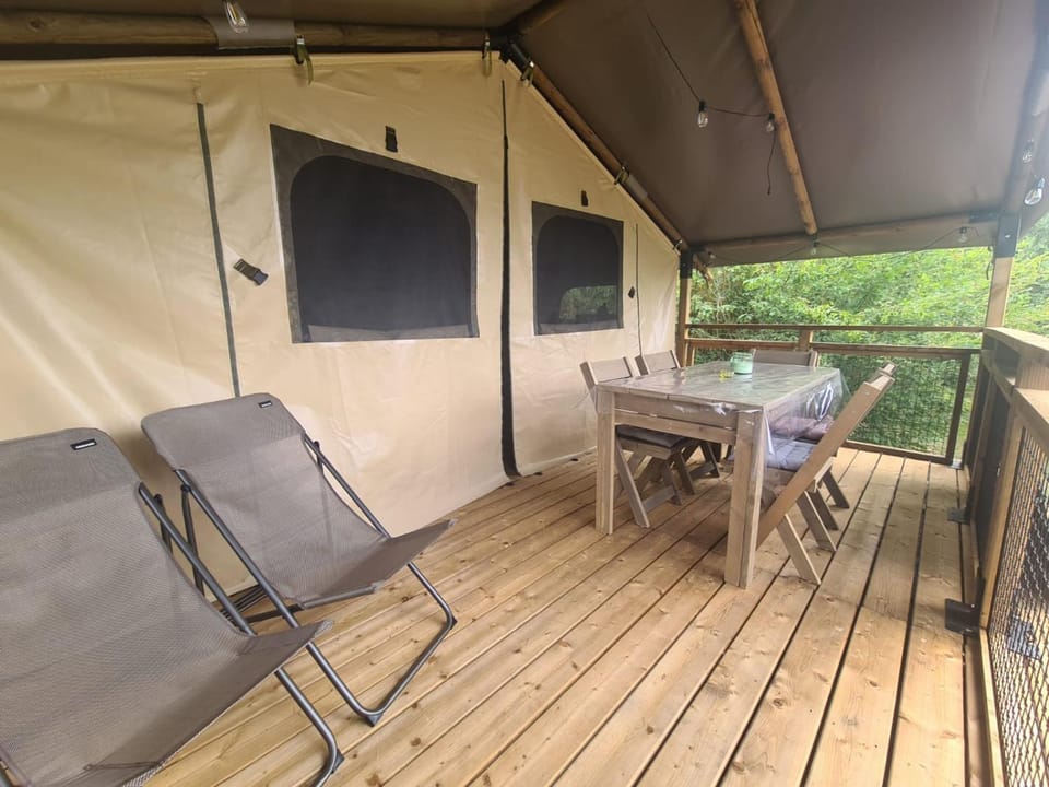 Tente Safari au bord de l'étang Luxury tent in Bressuire
