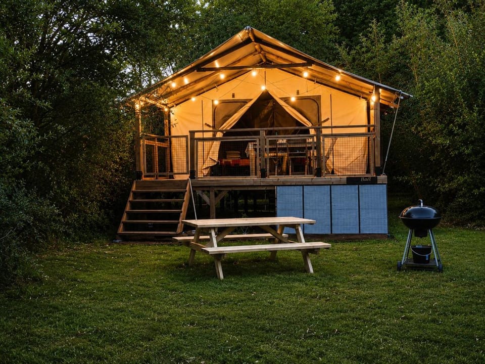 Tente Safari au bord de l'étang Luxury tent in Bressuire