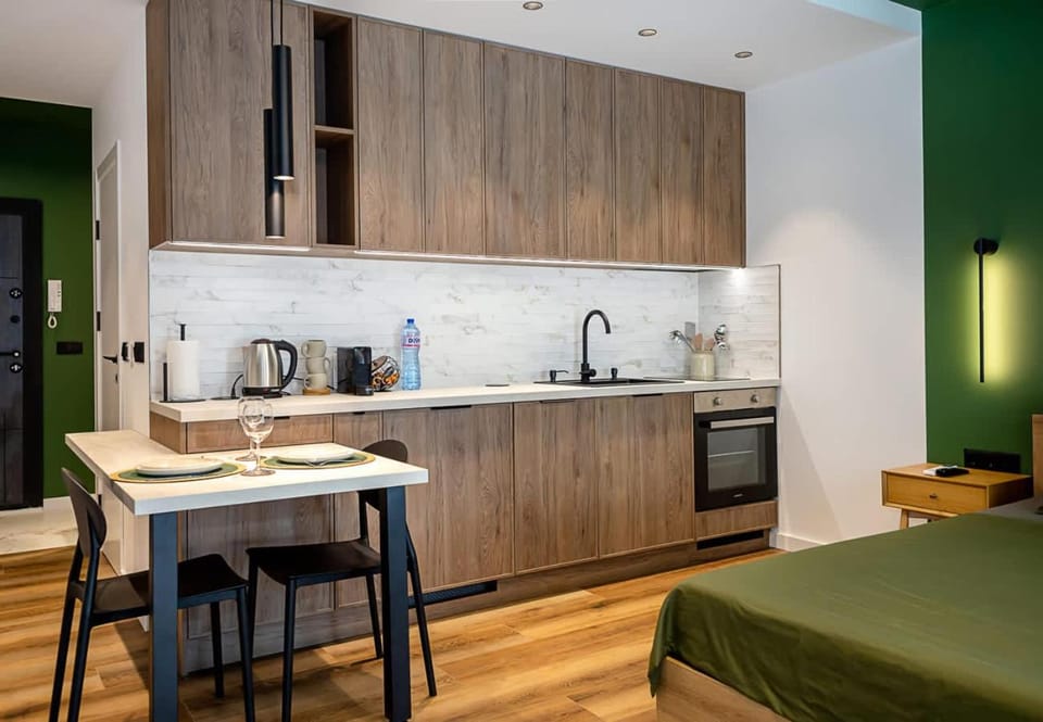 Coffee/tea facilities, Kitchen or kitchenette, Dining area, oven, stove