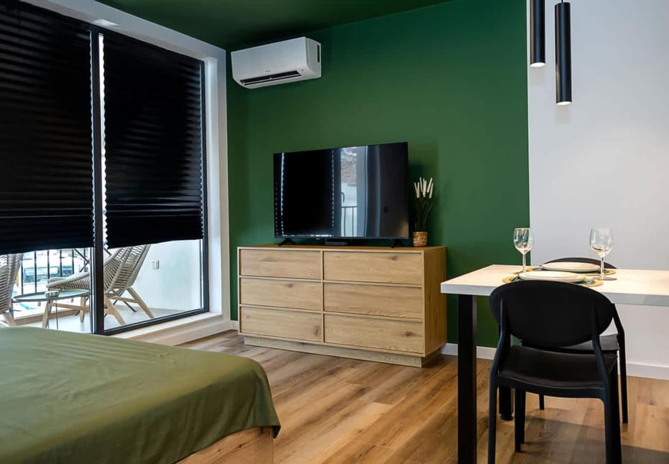 Bed, TV and multimedia, Seating area, Dining area, Bedroom, air conditioner