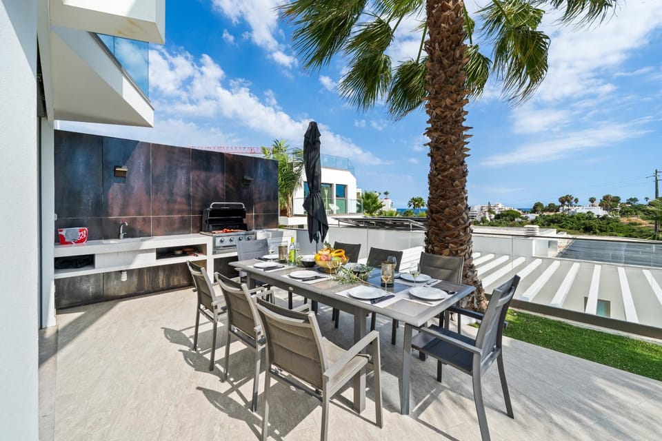 Property building, Balcony/Terrace, Living room