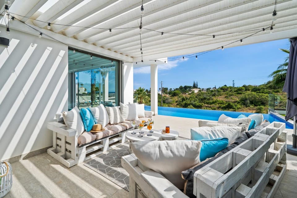 Property building, Balcony/Terrace, Living room, Swimming pool