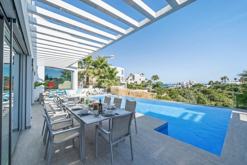 Property building, Balcony/Terrace, Living room, Swimming pool