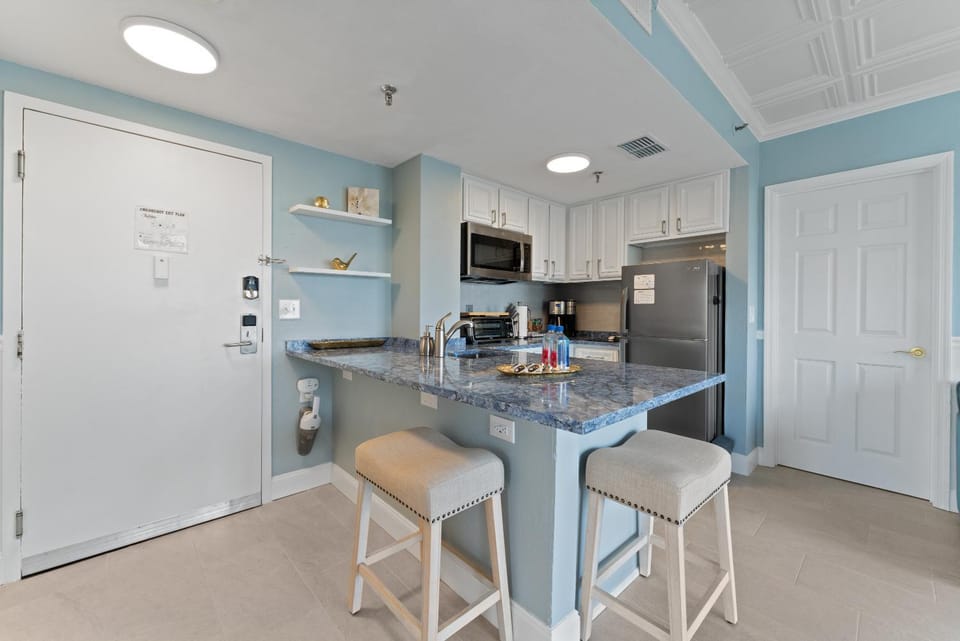Kitchen or kitchenette, Seating area, Dining area