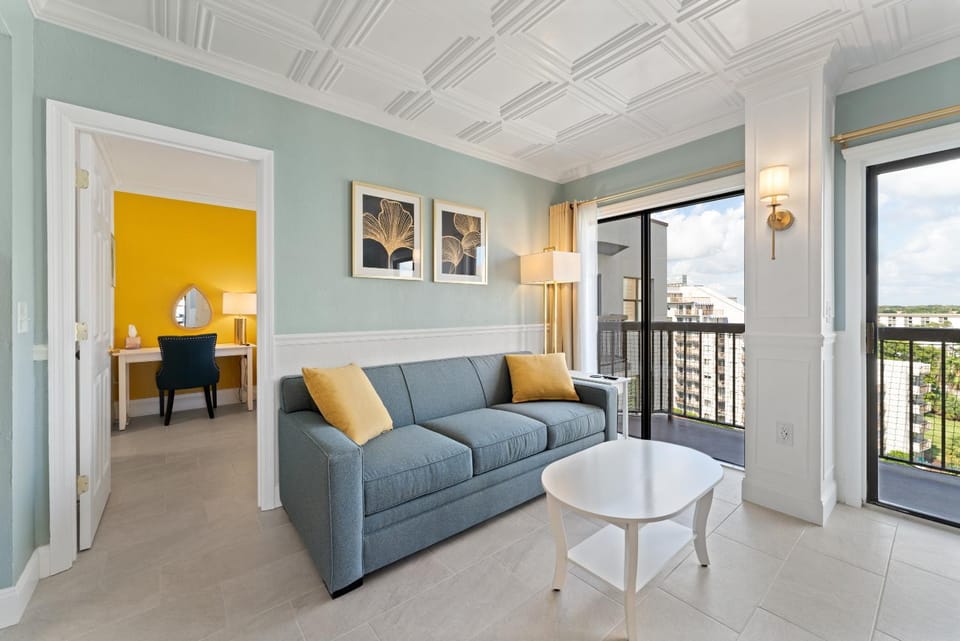 Balcony/Terrace, Living room, Decorative detail, Seating area, City view