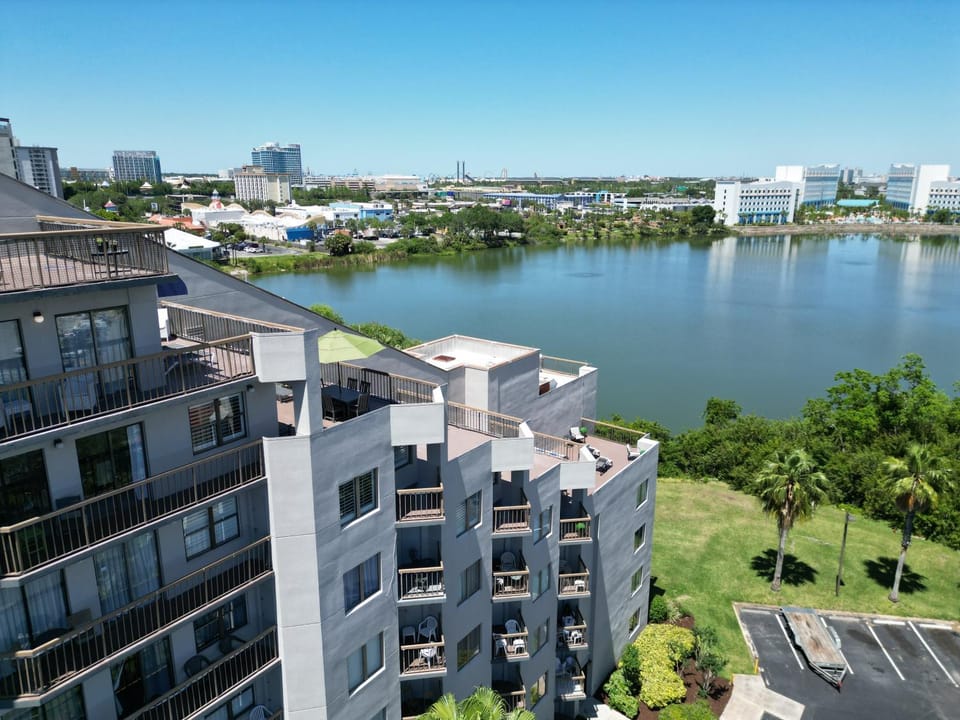 Property building, Garden, Balcony/Terrace, City view, Lake view