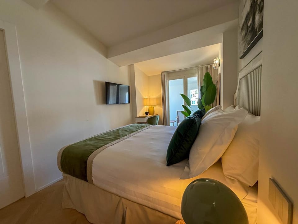 Bed, TV and multimedia, Other, Photo of the whole room, Bedroom
