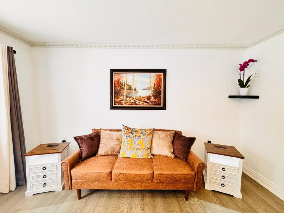 Charming Bungalow Retreat in Whitby, Canada Bed and Breakfast in Whitby