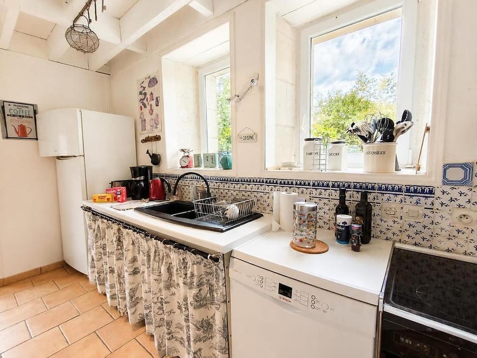Kitchen or kitchenette, dishwasher