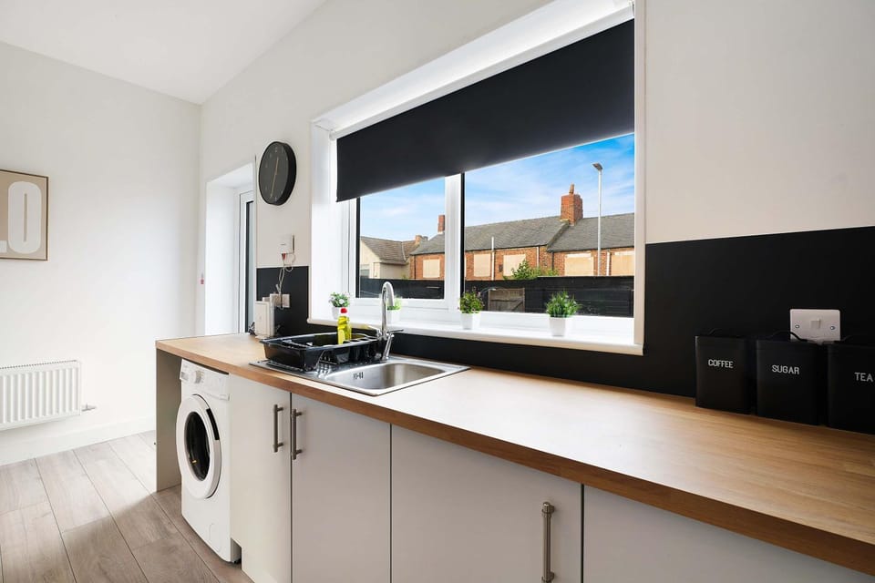 Kitchen or kitchenette, washing machine