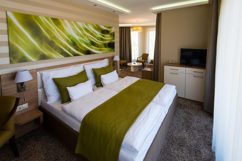 Bed, TV and multimedia, Photo of the whole room