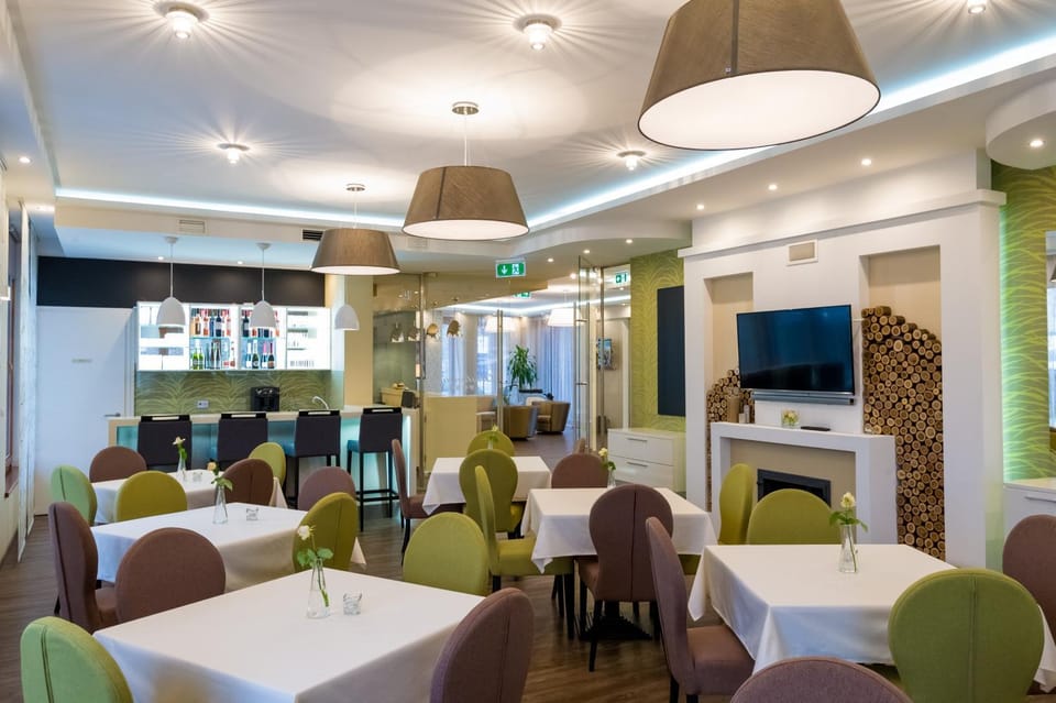 Restaurant/places to eat, Lounge or bar, Breakfast