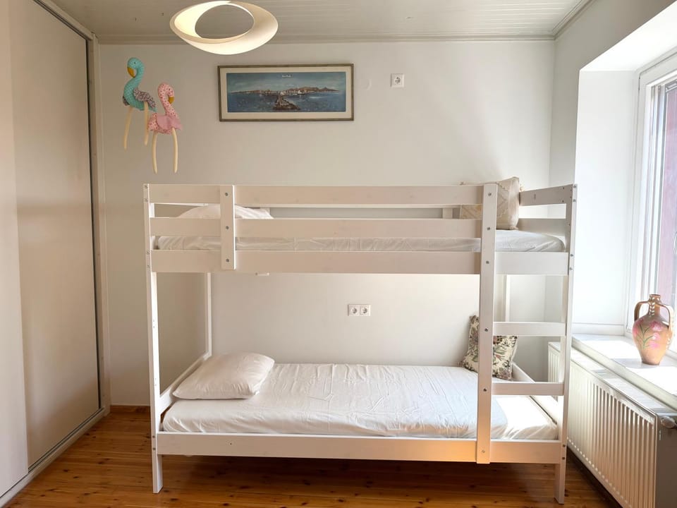 Bedroom, bunk bed