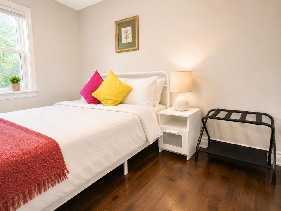 Newly Renovated Cozy Room Walk to Subway North York Bed and Breakfast in Toronto