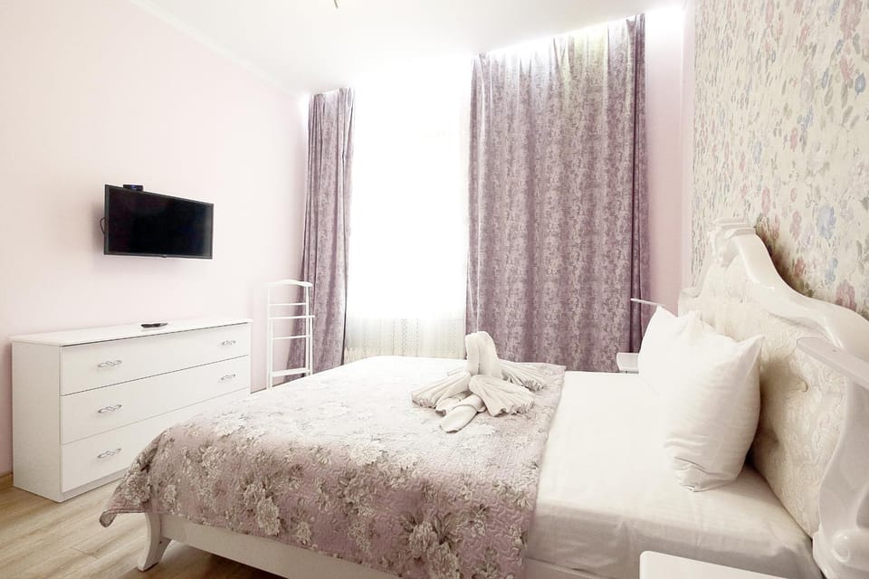 Bed, TV and multimedia, Photo of the whole room, Bedroom, towels