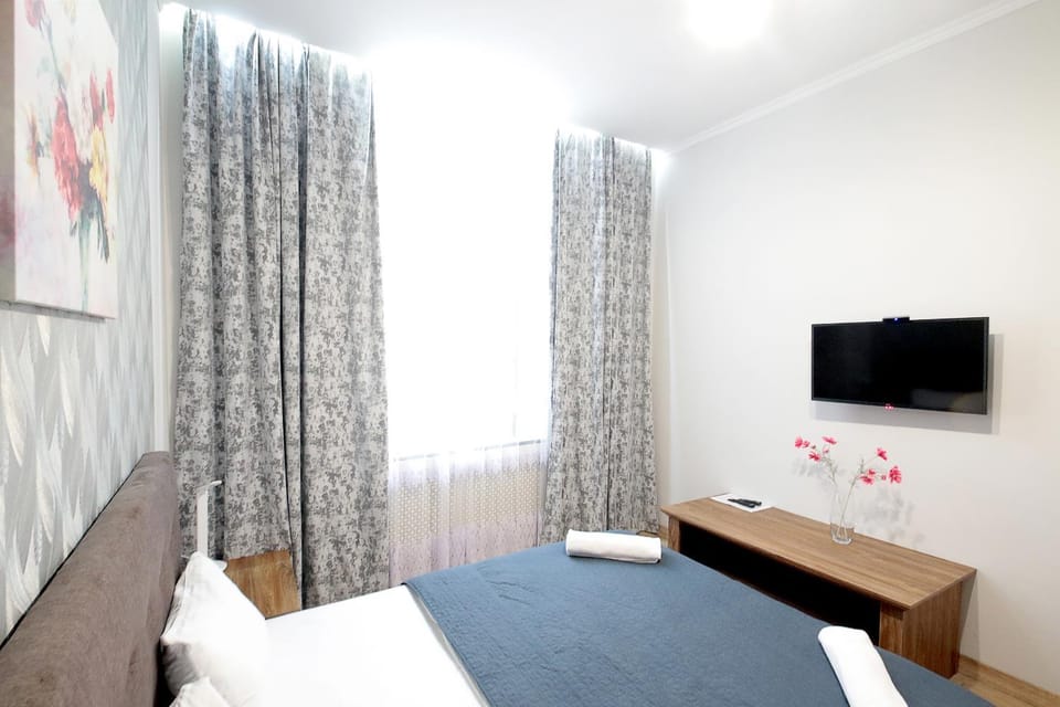 Bed, TV and multimedia, Photo of the whole room, Bedroom