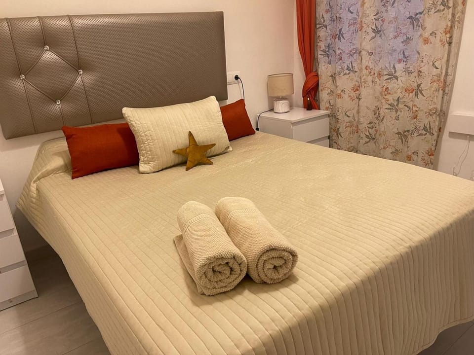 Bedroom, towels
