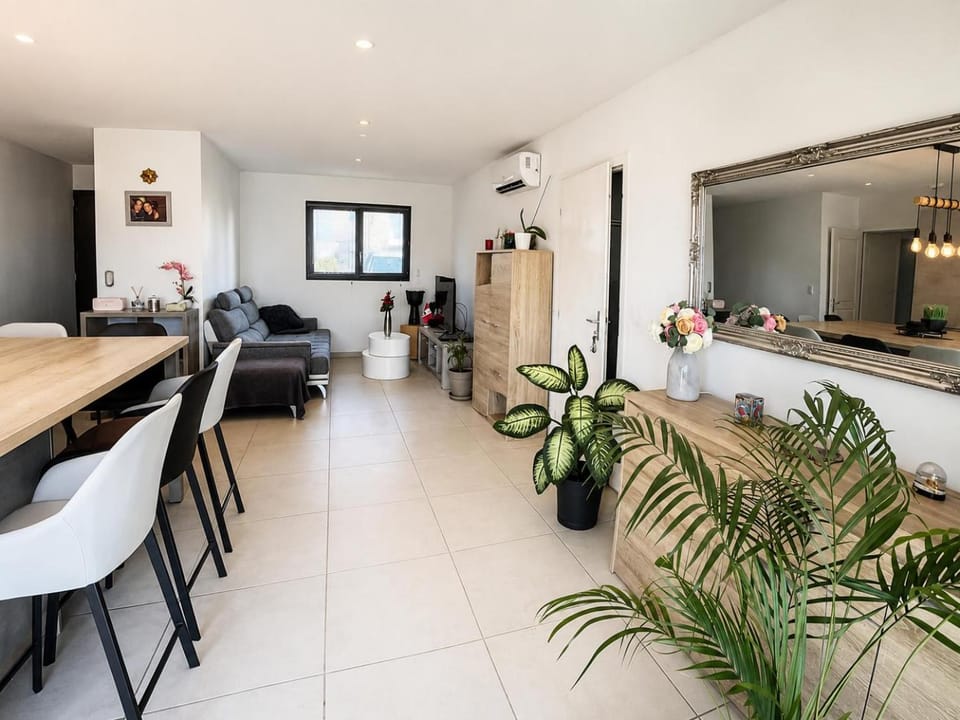 Living room, Seating area, Dining area, air conditioner