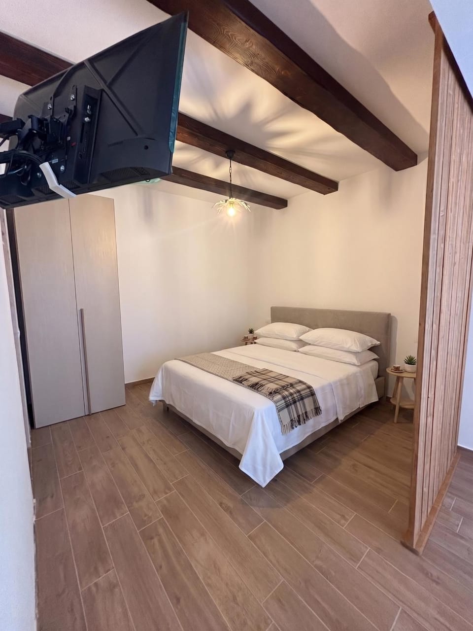 Bed, TV and multimedia, Photo of the whole room, Bedroom, wardrobe