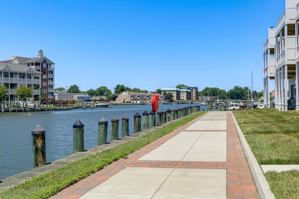 Walk to Cambridge Waterfront: Townhome w/ Deck House in Cambridge
