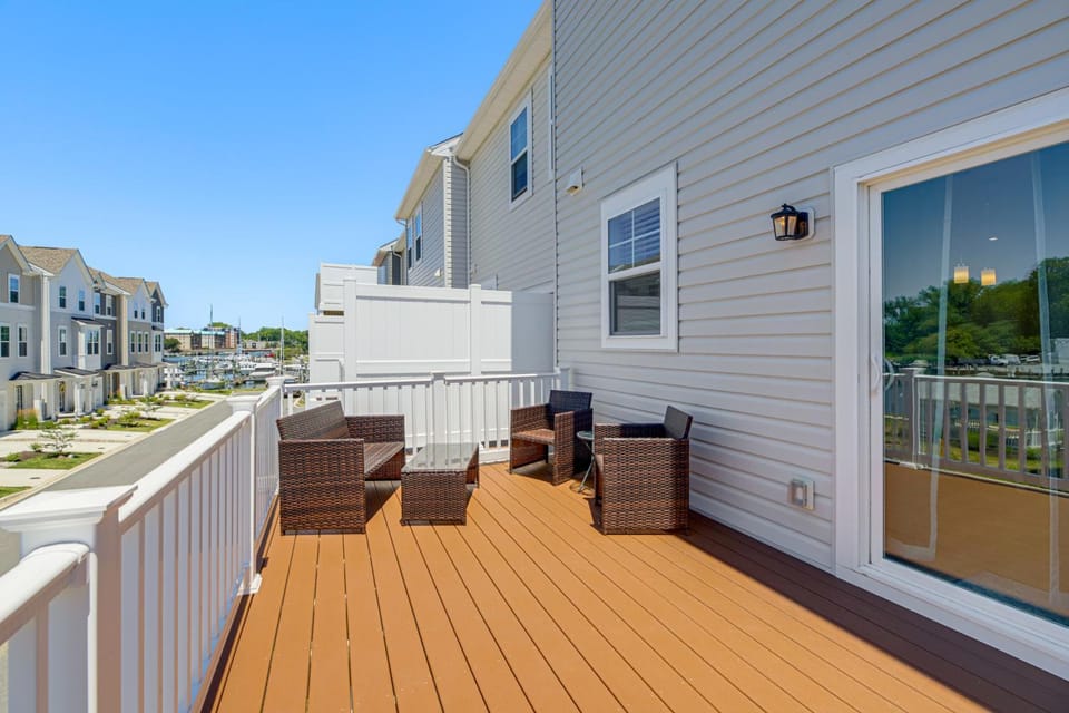 Walk to Cambridge Waterfront: Townhome w/ Deck House in Cambridge