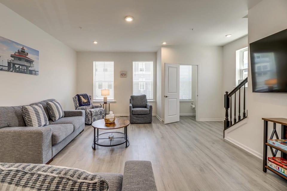 Walk to Cambridge Waterfront: Townhome w/ Deck House in Cambridge