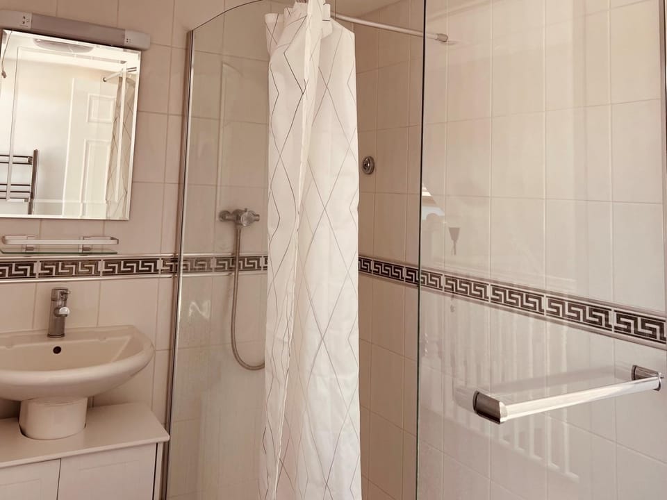 Shower, Toilet
