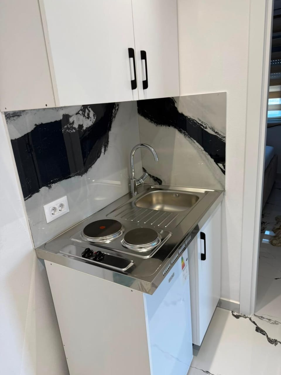Kitchen or kitchenette, minibar, stove